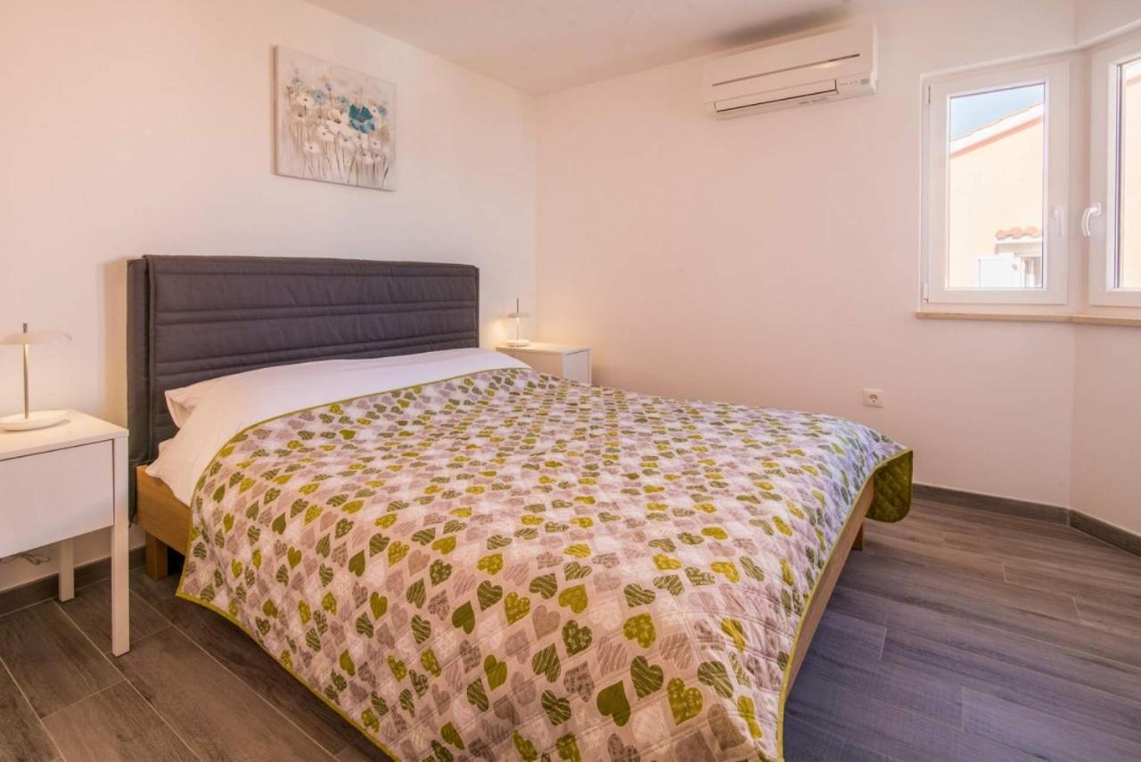 Apartman Zoe Vrbnik Esterno foto